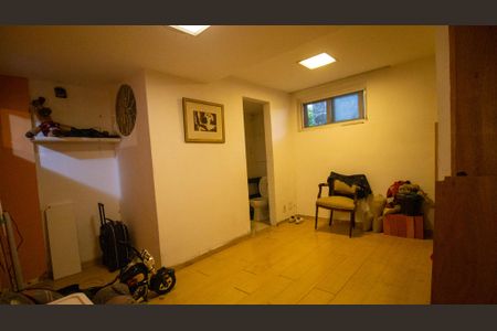 Casa de condomínio à venda com 200m², 3 quartos e 2 vagas Casa de condomínio à venda com 200m², 3 quartos e 2 vagasQuarto de Serviço