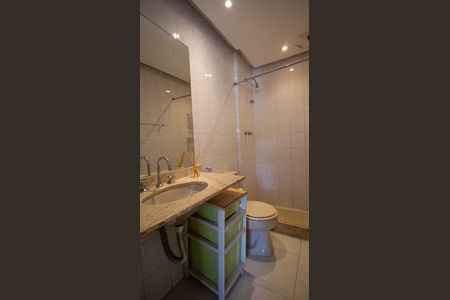 Casa de condomínio à venda com 200m², 3 quartos e 2 vagas Casa de condomínio à venda com 200m², 3 quartos e 2 vagasBanheiro da Suíte 2