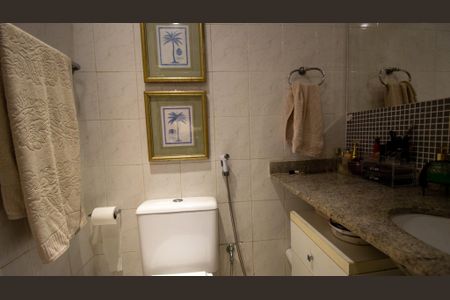 Casa de condomínio à venda com 200m², 3 quartos e 2 vagas Casa de condomínio à venda com 200m², 3 quartos e 2 vagasBanheiro da Suíte 1