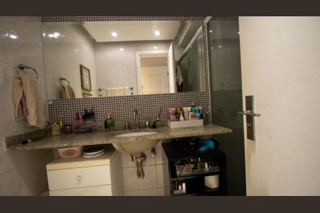 Casa de condomínio à venda com 200m², 3 quartos e 2 vagas Casa de condomínio à venda com 200m², 3 quartos e 2 vagasBanheiro da Suíte 1