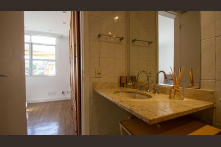 Casa de condomínio à venda com 200m², 3 quartos e 2 vagas Casa de condomínio à venda com 200m², 3 quartos e 2 vagasBanheiro da Suíte 2