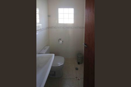 Casa à venda com 270m², 4 quartos e 3 vagas Casa à venda com 270m², 4 quartos e 3 vagasBanheiro de Serviço