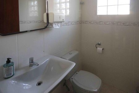 Casa à venda com 270m², 4 quartos e 3 vagas Casa à venda com 270m², 4 quartos e 3 vagasBanheiro de Serviço