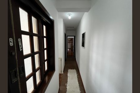 Casa à venda com 250m², 3 quartos e 2 vagas Casa à venda com 250m², 3 quartos e 2 vagasCorredor
