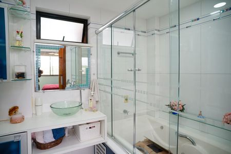 Apartamento à venda com 203m², 3 quartos e 2 vagas Apartamento à venda com 203m², 3 quartos e 2 vagasBanheiro Suíte