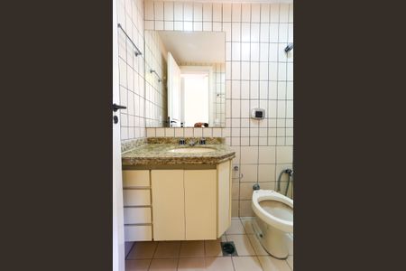 Apartamento à venda com 360m², 3 quartos e 4 vagas Apartamento à venda com 360m², 3 quartos e 4 vagasBanheiro da Suíte 2