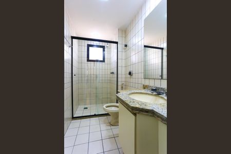 Apartamento à venda com 360m², 3 quartos e 4 vagas Apartamento à venda com 360m², 3 quartos e 4 vagasBanheiro da Suíte 1