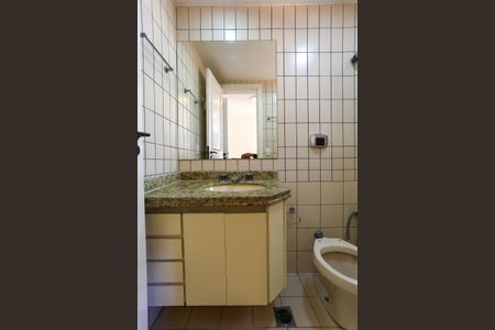 Apartamento à venda com 360m², 3 quartos e 4 vagas Apartamento à venda com 360m², 3 quartos e 4 vagasBanheiro da Suíte 2