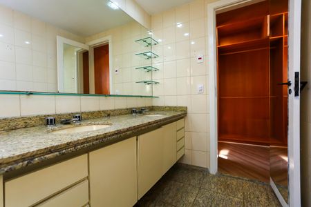 Apartamento à venda com 360m², 3 quartos e 4 vagas Apartamento à venda com 360m², 3 quartos e 4 vagasBanheiro da Suíte 3