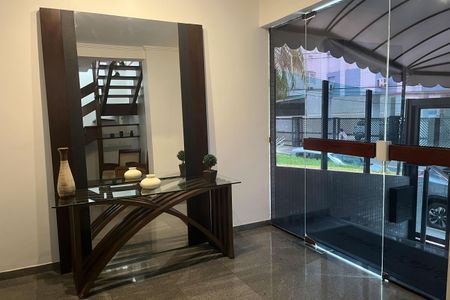 Apartamento para alugar com 175m², 4 quartos e 2 vagas Apartamento para alugar com 175m², 4 quartos e 2 vagasHall de entrada