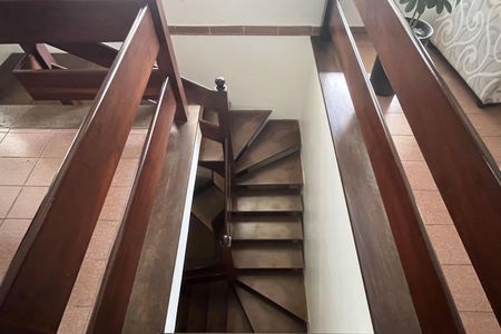 Apartamento para alugar com 175m², 4 quartos e 2 vagas Apartamento para alugar com 175m², 4 quartos e 2 vagasEscada