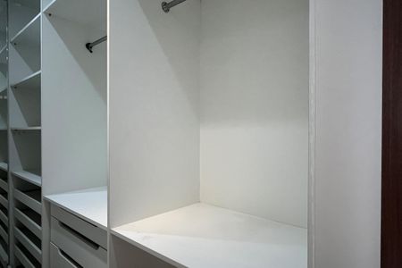 Apartamento para alugar com 175m², 4 quartos e 2 vagas Apartamento para alugar com 175m², 4 quartos e 2 vagasCloset Suíte 2