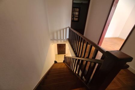 Casa à venda com 45m², 2 quartos e sem vaga Casa à venda com 45m², 2 quartos e sem vagaEscada