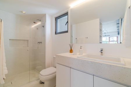 Banheiro de apartamento para alugar com 1 quarto, 43m² em Jardim das Bandeiras, São Paulo