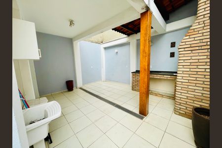 Casa à venda com 226m², 3 quartos e 3 vagas Casa à venda com 226m², 3 quartos e 3 vagasQuintal