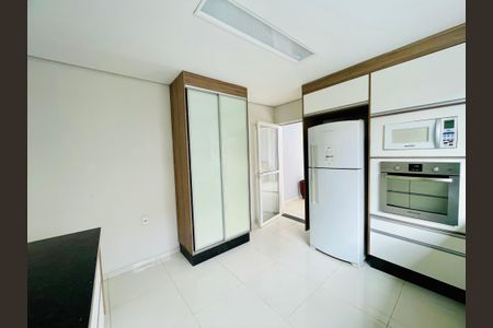 Casa à venda com 226m², 3 quartos e 3 vagas Casa à venda com 226m², 3 quartos e 3 vagasCozinha