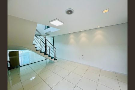 Casa à venda com 226m², 3 quartos e 3 vagasSala