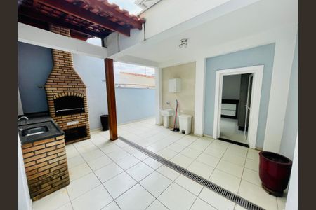 Casa à venda com 226m², 3 quartos e 3 vagas Casa à venda com 226m², 3 quartos e 3 vagasQuintal
