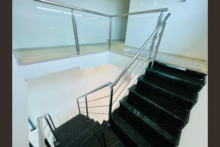 Casa à venda com 226m², 3 quartos e 3 vagas Casa à venda com 226m², 3 quartos e 3 vagasEscada
