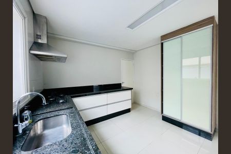 Casa à venda com 226m², 3 quartos e 3 vagas Casa à venda com 226m², 3 quartos e 3 vagasCozinha