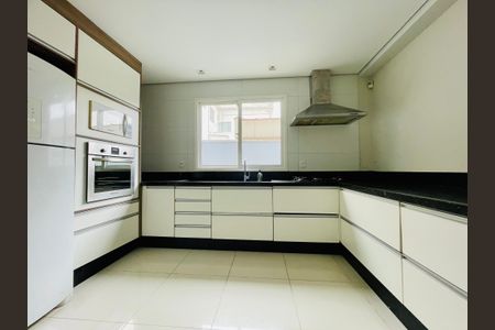Casa à venda com 226m², 3 quartos e 3 vagas Casa à venda com 226m², 3 quartos e 3 vagasCozinha