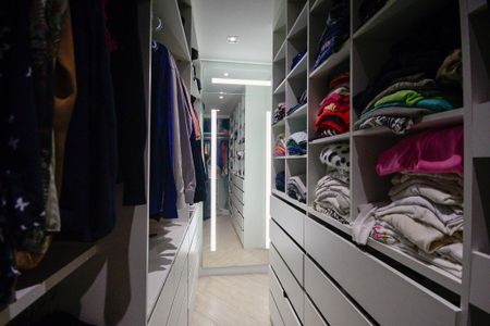 Apartamento à venda com 116m², 2 quartos e 2 vagas Apartamento à venda com 116m², 2 quartos e 2 vagasCloset da Suíte 1