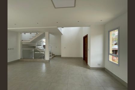 Casa de condomínio para alugar com 230m², 3 quartos e 4 vagasSala