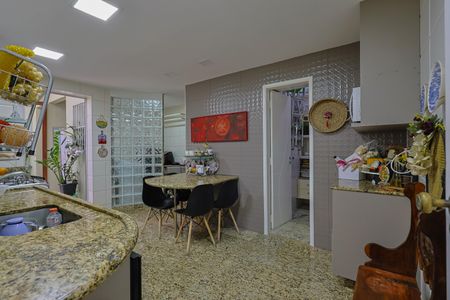 Apartamento à venda com 220m², 4 quartos e 2 vagasCozinha