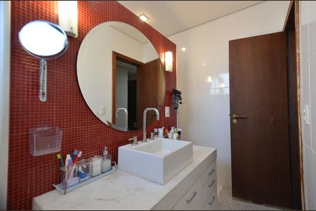 Casa à venda com 320m², 6 quartos e 5 vagasBanheiro Semi-Suites