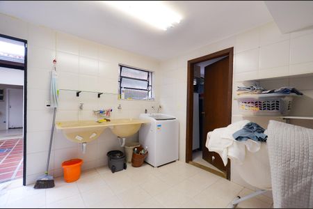 Casa à venda com 320m², 6 quartos e 5 vagasLavanderia