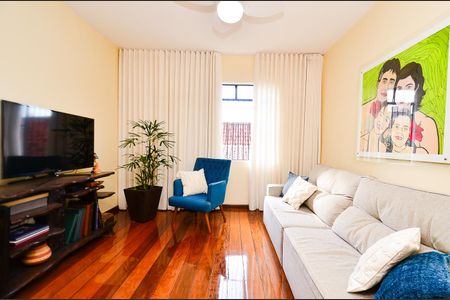 Casa à venda com 320m², 6 quartos e 5 vagasSala de TV