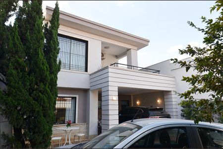 Casa à venda com 320m², 6 quartos e 5 vagasGaragem