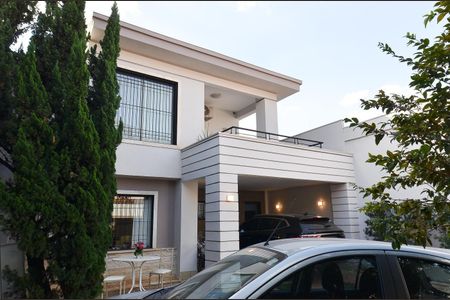Casa à venda com 320m², 6 quartos e 5 vagas Casa à venda com 320m², 6 quartos e 5 vagasGaragem