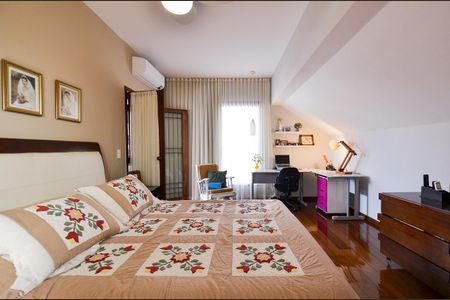 Casa à venda com 320m², 6 quartos e 5 vagasSuite