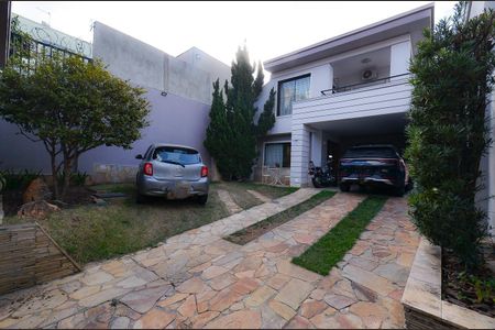 Casa à venda com 320m², 6 quartos e 5 vagas Casa à venda com 320m², 6 quartos e 5 vagasGaragem