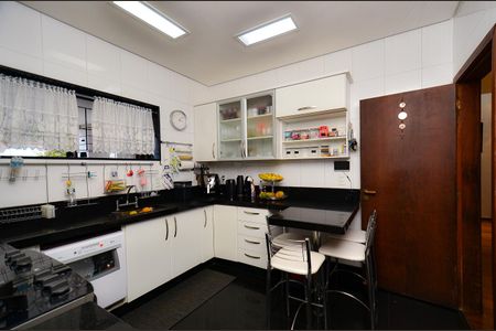 Casa à venda com 320m², 6 quartos e 5 vagasCozinha