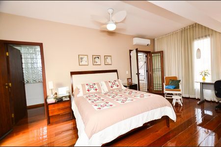 Casa à venda com 320m², 6 quartos e 5 vagasSuite