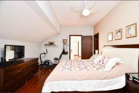 Casa à venda com 320m², 6 quartos e 5 vagasSuite