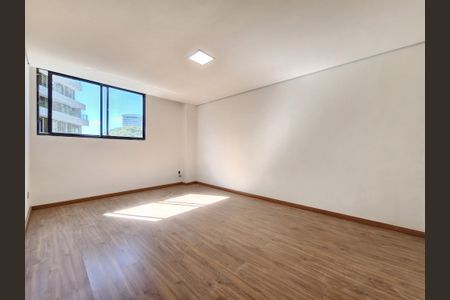 Apartamento à venda com 243m², 4 quartos e 4 vagas Apartamento à venda com 243m², 4 quartos e 4 vagasQuarto