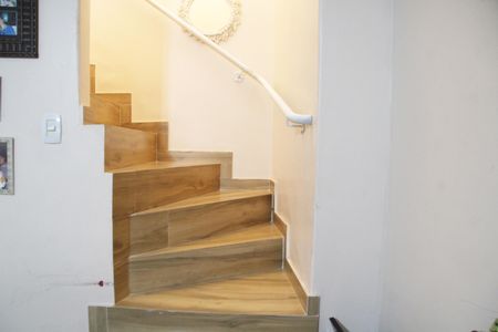 Casa para alugar com 170m², 4 quartos e 2 vagasEscada acesso aos Quartos