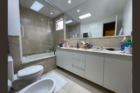 Apartamento à venda com 170m², 4 quartos e 3 vagas Apartamento à venda com 170m², 4 quartos e 3 vagasBanheiro da Suíte 2
