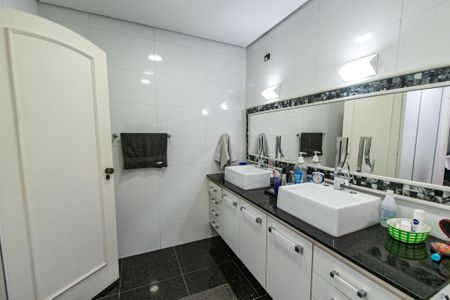 Casa à venda com 220m², 3 quartos e 8 vagas Casa à venda com 220m², 3 quartos e 8 vagasBanheiro da suíte 3