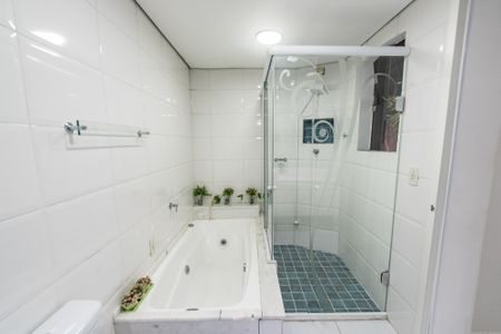 Casa à venda com 220m², 3 quartos e 8 vagas Casa à venda com 220m², 3 quartos e 8 vagasBanheiro da suíte 1