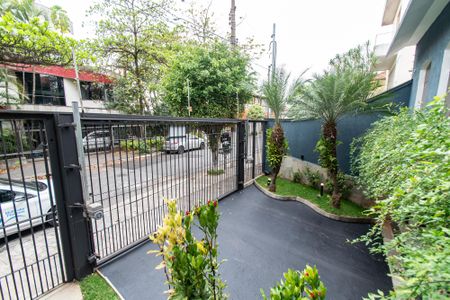 Casa à venda com 220m², 3 quartos e 8 vagas Casa à venda com 220m², 3 quartos e 8 vagasGaragem/fachada