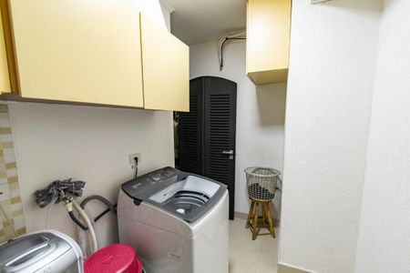 Casa à venda com 220m², 3 quartos e 8 vagas Casa à venda com 220m², 3 quartos e 8 vagasLavanderia