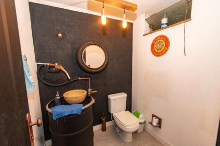 Casa à venda com 220m², 3 quartos e 8 vagas Casa à venda com 220m², 3 quartos e 8 vagasBanheiro da garagem