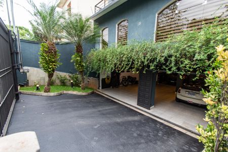 Casa à venda com 220m², 3 quartos e 8 vagas Casa à venda com 220m², 3 quartos e 8 vagasGaragem/fachada