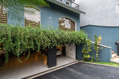 Casa à venda com 220m², 3 quartos e 8 vagas Casa à venda com 220m², 3 quartos e 8 vagasGaragem/fachada