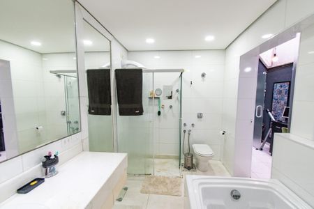 Casa à venda com 220m², 3 quartos e 8 vagas Casa à venda com 220m², 3 quartos e 8 vagasBanheiro da suíte 2