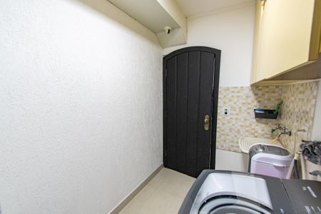 Casa à venda com 220m², 3 quartos e 8 vagas Casa à venda com 220m², 3 quartos e 8 vagasLavanderia